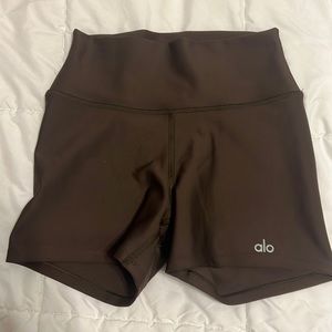 Alo 3” airlift espresso shorts